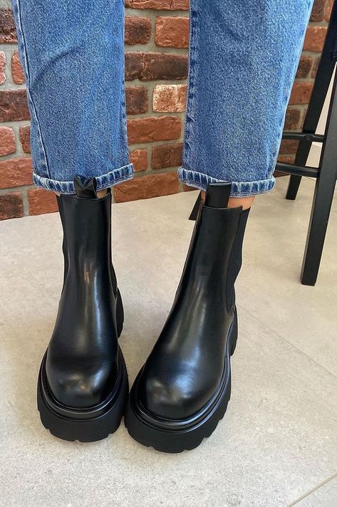 Grunge High Ankle Boots For Winter, Chunky Winter Boots Aesthetic, Chelsie Boots Outfits, Winter High-top Heeled Boots For Streetwear, Woman Boots, Grunge Ankle-high Winter Boots, Combat Boots Outfit Fall, Chunky Boots Bottega Veneta, Chelsea Boots Outfits