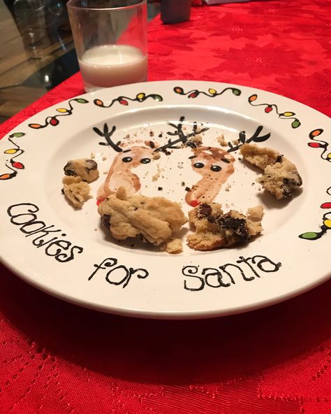 Baby Feet Plate Foot Prints, Baby Santa Cookie Plate, Santa Cookie Plate Diy Kids, Baby Christmas Plate, Christmas Cookie Plates Diy, Santa Plate Ideas, Newborn Christmas Crafts, Santas Cookie Plate Diy, Diy Santa Cookie Plate