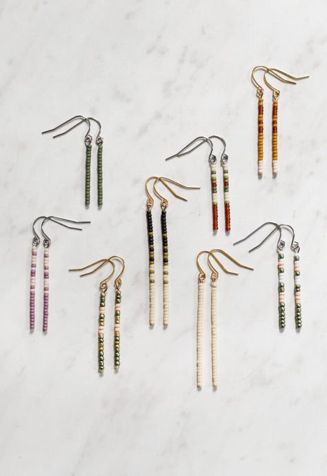 Make your own simple beaded earrings using some seed beads and this easy tutorial! Simple Beaded Earrings, Simple Bead Earrings, Seed Bead Jewelry Tutorials, Diy Earrings Tutorial, Seed Bead Bracelet Patterns, Diy Earrings Easy, Diy Seed Bead Earrings, Beaded Chandelier Earrings, Beaded Earrings Tutorials