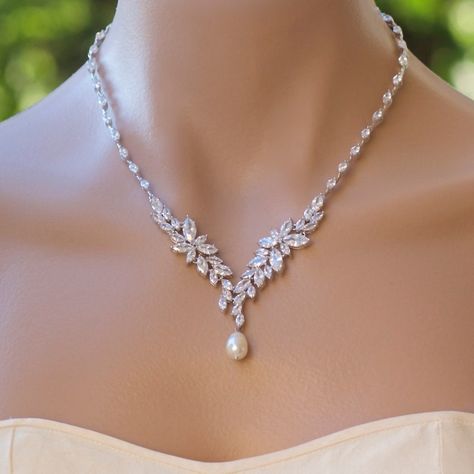 Gold Necklace Wedding, Necklace White Gold, Necklace With Pearl, Backdrops Necklace, Custom Jewelry Ideas, Diamond Jewelry Necklace, White Gold Wedding, Necklace White, Wedding Jewelry Sets