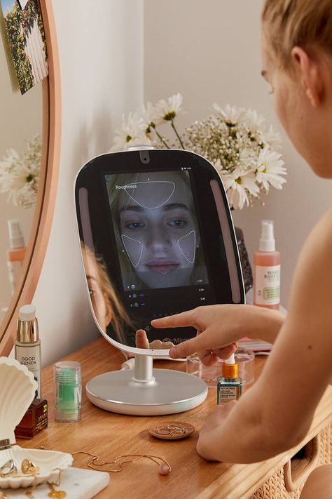 Mirrors Urban Outfitters, Virtual Makeup, Penyimpanan Makeup, Skin Moles, Beauty Mirror, Beauty Gadgets, Smart Technology, Round Face Haircuts, Diy Mask