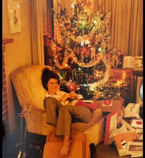 23 Photos We Found This Week That Are The Definition Of Old-School Cool 1990s Christmas, 80s Christmas, 60s Photos, 50s Photos, Capsule House, 1960s Christmas, 1940s Photos, 1990s Photos, 80s Photos