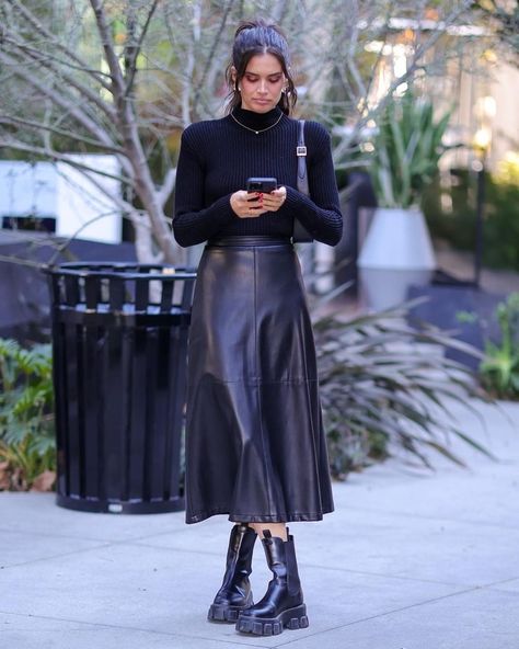 Sara Sampaio Aline Skirt Outfit, Total Black Outfit, Short Skirts Outfits, Stylish Winter Outfits, Sara Sampaio, Leather Midi Skirt, Classy Work Outfits, Total Black, Outfit Look