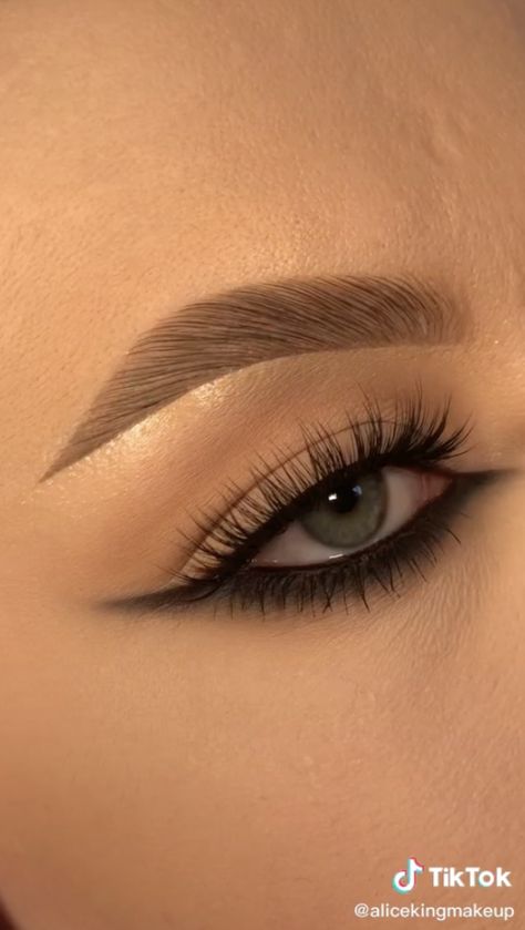 “It’s simple, short, sweet, to the point, and nearly fool-proof.” Reverse Cat Eye, Cat Eye Look, Black Eye Makeup, Eye Makeup Images, Cute Eye Makeup, Cat Eye Makeup, Eye Makeup Pictures, Eye Makeup Designs, Black Makeup