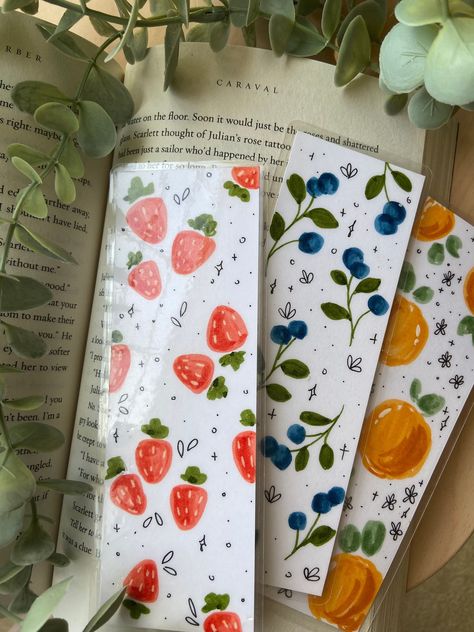 This fruit set is perfect for a sunny day of reading. Fits with any book and would make a cute gifts for any book lover. These aesthetic bookmarks have rich and vibrant colors that are perfect for brightening your day!  -Comes in pack of three bookmarks  -Size: standard 2 by 6 -Laminated with 5 mil laminating pouches -Single sided design (backside is white) -All bookmarks are hand drawn and will be created with love once ordered -Color may vary slightly from on screen appearance due to screen brightness and lighting NOTE: bookmark will not be an exact replica as the picture since it is handmade but will be strikingly similar. Shipping -Will be shipped by USPS NON-TRACKED stamped envelope -No refunds or returns  -Price may vary for international shipping Crafts To Do With Middle Schoolers, Aesthetic Simple Bookmarks, Cute Bookmarks Design, Easy Creative Things To Do, Cute Easy Crafts For Little Kids, Book Marks Homemade, Cute Homemade Bookmark Ideas, Really Cute Crafts, Things To Make With Cardstock