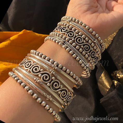 Silver Bangles Design For Women Indian, Silver Bangles Design, Silver Jwellary, Bangles Aesthetic, Oxidized Bangles, Hand Ornaments, Trendy Silver Jewelry, Silver Anklets Designs, Airplane Necklace