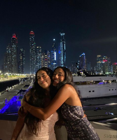 boat party 18th Birthday Yacht Party, Yaught Party Aesthetic, Sweet 16 Yacht Party, Yacht Bday Party, Boat Bday Party, Boat Party Night, Birthday Boat Party Ideas, Boat Birthday Party, Boat Birthday