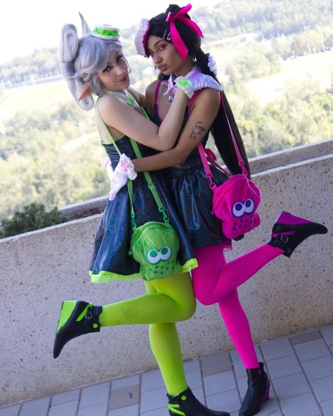 CALLIE & MARIE 🦑 [STAY FRESH! 🩷💚] performing as callie and marie at animethon was so amazingly fun! we hope to continue performing as them in the future as BIOLUMINA! ٩( 'ω' )و★彡 (joyous occasion to finally be able to be the squid sisters after wanting to for 8 years...) 🩷 | @roguskii 💚 | @zeldacosplays 📸 | @mikealcerphotos 🏷️ #splatoon #splatooncosplay #calliesplatoon #mariesplatoon #squidsisters #calliecosplay #mariecosplay #animethon #animethon2024 #squidsisterscosplay #yegcosplay #sp... Callie Splatoon Cosplay, Marina Splatoon Cosplay, Splatoon Halloween, Marie And Callie, Splatoon Fashion, Sims Halloween Costume, Splatoon Costume, Callie Cosplay, Splatoon Cosplay