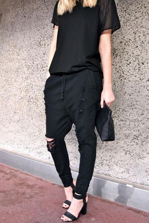 BLACK ON BLACK Black Pants Outfits, All Black Looks, Alternative Style, Pants Outfits, All Black Outfit, Black Queen, Mode Inspiration, Back To Black, Black Casual