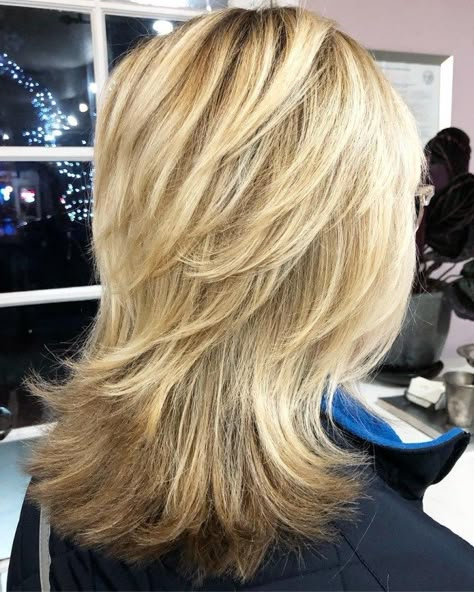 Mid-Length Feathered Shag for Thick Hair Medium Shaggy Hairstyles, Modern Shag Haircut, Medium Shag Haircuts, Shaggy Bob, Shaggy Haircuts, Medium Layered Hair, Natural Wavy Hair, Shag Hairstyles, Shag Haircut