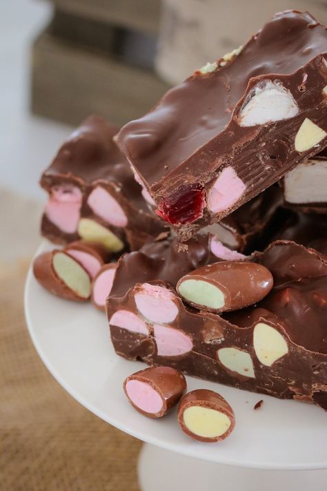 Rocky Road Recipe, Party Snacks Easy, Easy Sweets, Slices Recipes, Rocky Road, Christmas Cooking, Chocolate Raspberry, Homemade Chocolate, Sweets Recipes