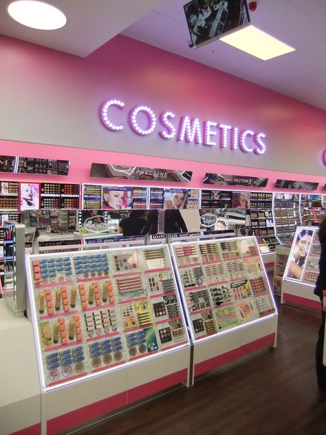 Bloxburg Beauty Store, Cosmetics Shop Design Store Interiors, Beauty Supply Store Design, Beauty Shop Interior, Beauty Store Design, Makeup Store Design, Cosmetic Stores, Cosmetic Business, Shop Counter Design