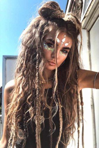 The Most Iconic Hippie Hairstyles: Ideas For Lovely Bohemians And Classy Beatniks ★ Hippie Hairstyles, Braided Space Buns, Boho Makeup, Boho Updo, Easy Hairdos, Messy Braids, Fest Outfits, Rave Makeup, Space Buns