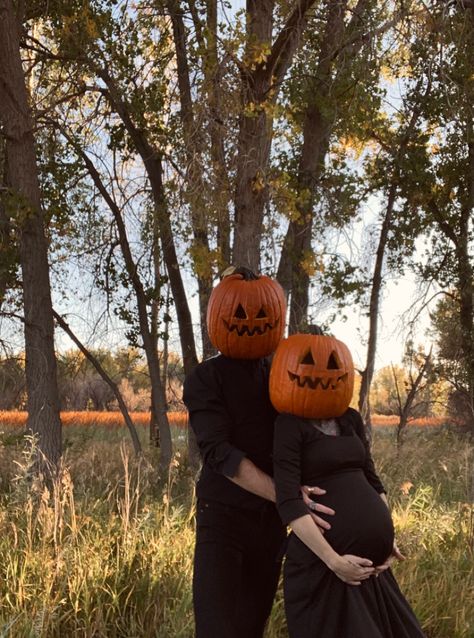 Pumpkin Maternity Photos, Fall Maternity Shoot, Halloween Baby Announcement, Maternity Photography Fall, Fall Maternity Pictures, Halloween Maternity, Baby Bump Photoshoot, Fall Maternity Photos, Baby Announcement Photoshoot