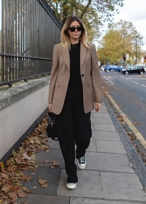 Taupe Blazer Outfit, Chucks Outfit, Beige Blazer Outfit, Blazer Outfits Women, Emma Hill, 70 Outfits, Black Blazer Outfit, Blazer Outfits Casual, Look Office