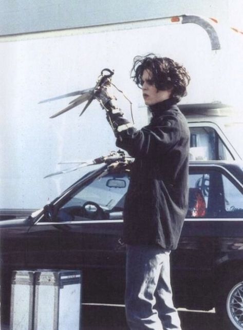 EDWARD SCISSORHANDS. | filmtastic Henry Selick, Edward Scissor, John Depp, Barnabas Collins, جوني ديب, Scissors Hand, Kaptan Jack Sparrow, Creepy Core, Film Vintage