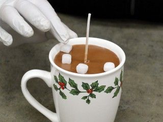 These adorable hot cocoa candles are sure to please any chocolate lover in your life! You Will Need: -Cocoa/Coffee Mug -Container Wax (Such as IGI 4630) -Wick (of the appropriate size for your mug) -Hot Cocoa Fragrance Oil -Brown Candle… Diy Candle Containers, Hot Chocolate Candle, Brown Candle, Brown Candles, Hand Dipped Candles, Chocolate Candle, Soya Mumu, Cocoa Coffee, Making Candles Diy