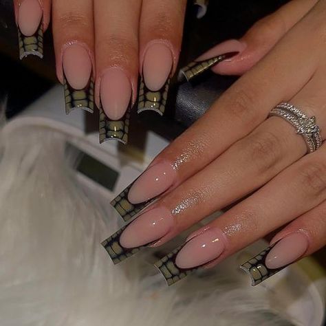 ❀𝚅𝙰𝙻𝙴𝚁𝙸𝙰❀ (@nailswithv) • Instagram photos and videos Goth Nails, Nail Room, Diamond Life, Classy Acrylic Nails, Pretty Gel Nails, French Tips, Red Design, Pretty Acrylic Nails, Long Acrylic Nails