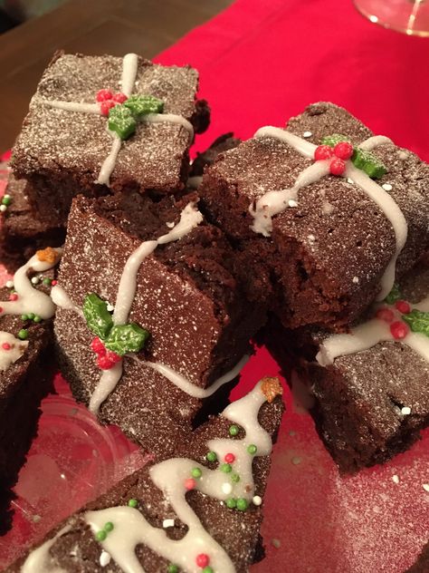 Christmas Brownies Decoration, Cute Brownie Decorating Ideas, Christmas Brownies Ideas, Brownie Christmas Tree, Christmas Brownie, Classic Brownies, Decorated Brownies, Tree Brownies, Christmas Afternoon Tea