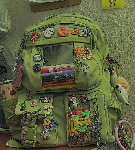 Mochila Grunge, Jaket Denim, رورونوا زورو, Inside My Bag, Backpack Decoration, Mia 3, What In My Bag, My Bag, Essential Bag