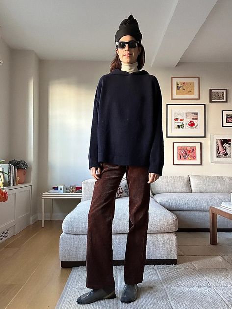 1/2: Brown corduroy pants could be the new jeans Brown Velvet Pants Outfit, How To Style Brown Pants, Brown Jeans Outfit, Velvet Pants Outfit, Leandra Medine Style, Brown Pants Outfit, Turtleneck Hoodie, Corduroy Pants Outfit, Dress Pants Outfits