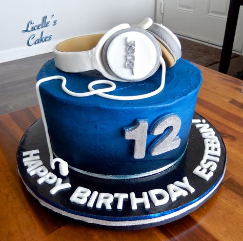 Bose headphones cake for 12 yr old boy. All decorations handmade from fondant. Oculus Birthday Cake, Headphones Cake Ideas, Cake Designs For 12 Year Boy, Cake For 15th Birthday Boy, Headphones Cake, Chocolate Cake With Name, Music Themed Cakes, Birthday Cake Images, Boy 16th Birthday