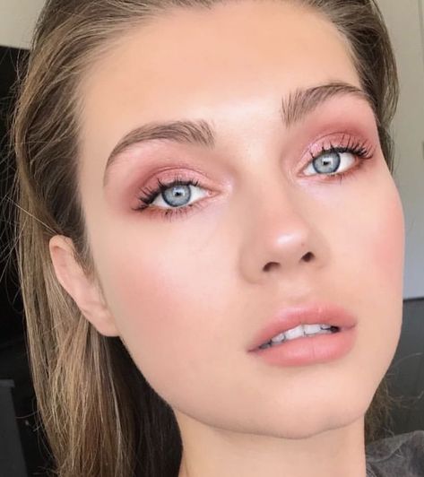 pink eyeshadow #beauty Reddish Pink Eye Makeup, Soft Pink Lips Makeup, Natural Makeup By Skin Tone Range, Simple Pinkish Makeup Look, Romantic Makeup Looks Blue Eyes, Pink Bronze Eye Makeup, Sparkle Bride Makeup, Simple Rose Makeup, Delicate Makeup Looks