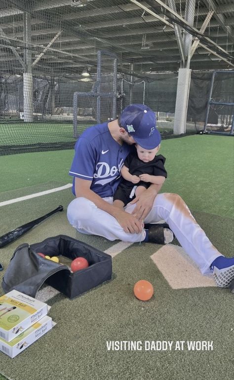 Baseball Mom Aesthetic, Mlb Couples, Baseball Wife Aesthetic, Mlb Wife Aesthetic, Mlb Family, Baseball Wives, Baseball Gf, Mlb Wife, Mlb Aesthetic