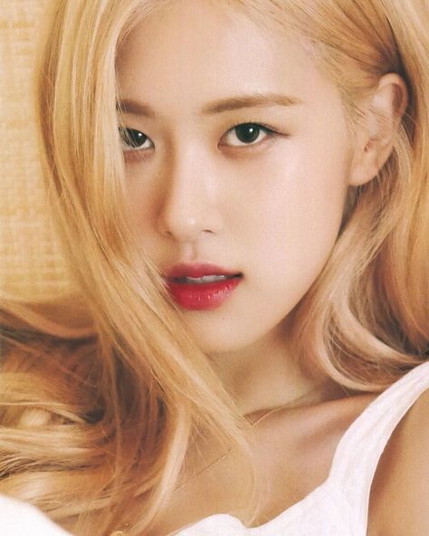 [📸] Rosé for BLACKPINK Summer Diaries in Hawaii. 🖤🔥 @roses_are_rosie . . . . . . . . . Follow for more infos. Your source of BLACKPINK Rosé… Summer Diary, Bp Rosé, Roseanne Park, Park Rosé, Rose Park, Rose Icon, Lisa Rosé, Rose Photos, Jairzinho