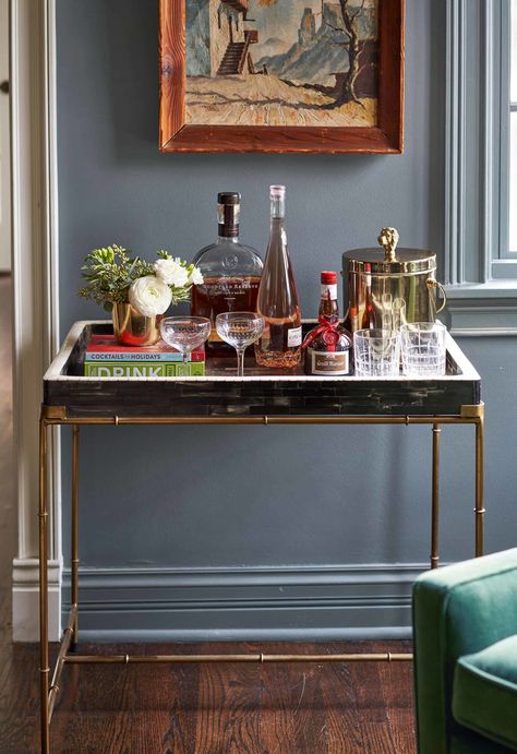 Home Bar Tray Ideas, Side Table Bar Cart, Home Bar Table Ideas, Bar Cart Table Ideas, Wine Bar Table Ideas, Mini Bar Styling, Bar Console Styling, Bar Tray Decor, Bourbon Bar Cart Styling