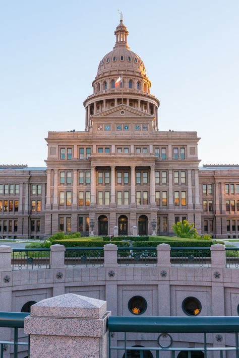 Texas Capitol, Texas State Capitol, Texas Living, Us Capitol, Famous Buildings, Bridge Building, Building Architecture, Capitol Building, Texas State