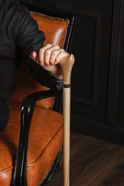 Classic Walking Cane - An Exceptionally Stylish Mobility Aid and Display Piece. Every cane is delicately hand-carved with meticulous attention to detail, transmuting a functional mobility tool into an exceptional walking stick, perfect for enthusiasts of refined elegance and nature-inspired aesthetics. This uniquely stunning item combines the symbol of grace and purity with the comfort and natural allure of expertly hand-carved wood. Cane Aesthetic, Cool Walking Canes, Cane Cane, Handmade Walking Sticks, Walking Staff, Hand Carved Walking Sticks, Walking Aids, Grace Symbol, White Crow