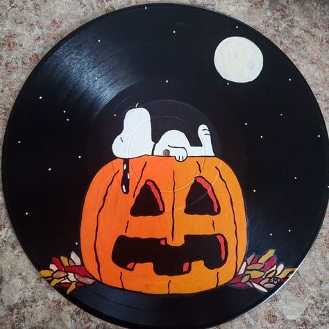 Orange And Black Painting, Halloween Record Painting, Painting Ideas On Records, Vinyl Record Art Aesthetic, Snoopy Pumpkin Painting, Jack O Lantern Painting, Records Painted, Vinyl Record Painting Ideas, Painting Records