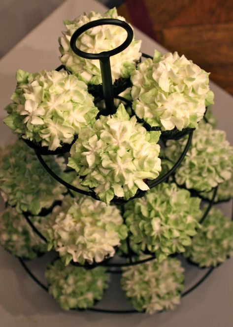 Green Flower Cupcakes, Green Hydrangea Wedding, Hydrangea Cupcakes, Brookies Recipe, Cupcakes Flores, Green Cupcakes, Bridal Shower Cupcakes, Mickey Cakes, Hydrangea Wedding