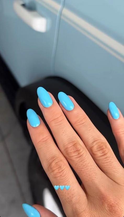 Nail Inspo Trendy Blue, Ocean Blue Nails Summer, Summer Plain Nails, Summer Camp Nails, Nail Ideas Solid Colors, Rounded Square Nails, Blue Nails Trendy, Solid Nail Colors, Ocean Blue Nails