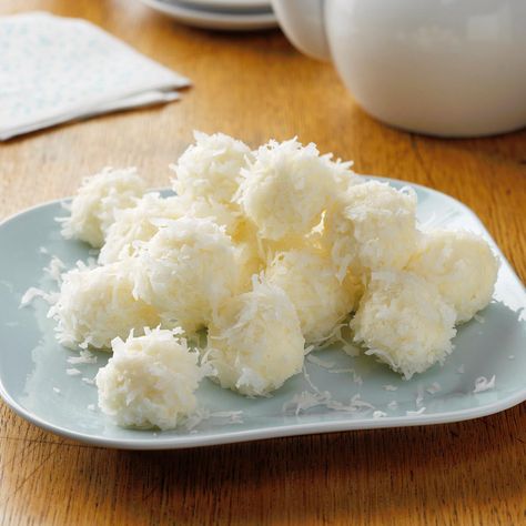 Creamy Coconut Snowballs Best Easter Recipes, Snowballs Recipe, Easter Food Appetizers, Potato Candy, Coconut Snowballs, Gluten Free Candy, Coconut Balls, Coconut Candy, Easter Dinner