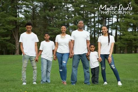 White Shirt And Blue Jeans Family Photo, Blue Jeans White Shirt Family Photoshoot, White Shirt Blue Jeans Family Pictures, Blue Jeans Family Photoshoot, Family Photoshoot White Shirt And Jeans, White Shirt And Jeans Family Pictures, Family Photo Outfits Jeans White Shirts, Family Photo Outfits White And Denim, Family Photos White And Denim