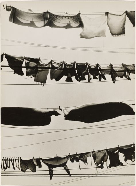 Walker Evans, Washington Street, New York City, Wash Day, about 1930  -  © Walker Evans Archive Milan Kundera, Walker Evans, Edward Weston, Clothes Hanging, Wash Day, Washington Street, Getty Museum, Black And White Photograph, Gelatin Silver Print