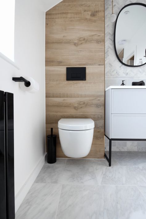 Minimalist Modern Marble and Wood small ensuite Bathroom with Black Accents Bathroom With Black Accents, Small Ensuite Bathroom, Modern Marble Bathroom, Small Ensuite, Modern Marble, Interior Minimalista, Ensuite Bathrooms, Ensuite Bathroom, Small Bathroom Design