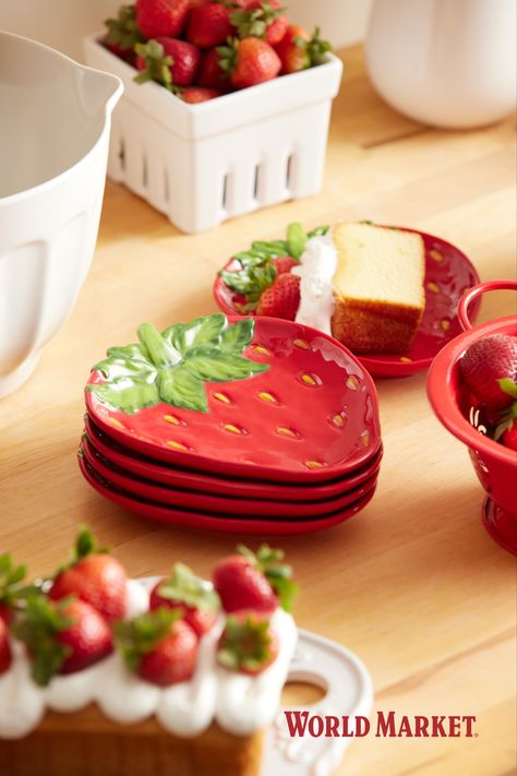 Painted Strawberry, Appetizer Salad, Snacks And Desserts, Strawberry Kitchen, Small Dishes, Appetizer Plate, Clay Diy Projects, Salad Dessert, Pottery Crafts