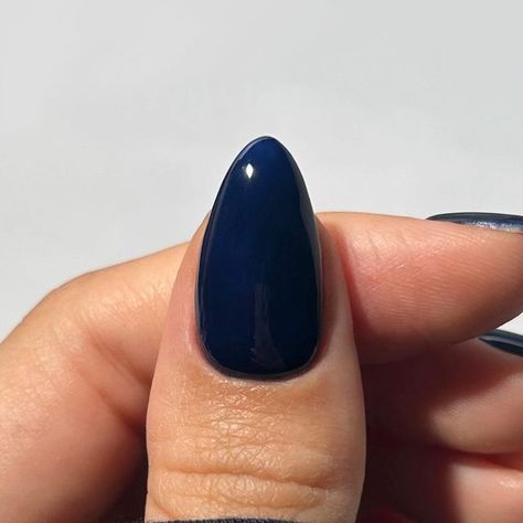 Navy Tips Nails Almond, Dark Indigo Nails, Navy Design Nails, Dark Blue Purple Nails, Dark Blue Oval Nails, Dark Blue Dip Nails, Nails Inspiration Dark Colors, Chrome Navy Blue Nails, Almond Nails Navy Blue