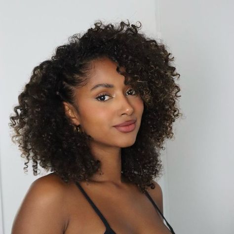 Powerless Characters, Ideas For A Date Night, Ideas For A Date, Curly Hairstyles Ideas, Black Hair Curls, Curly Hairstyle Ideas, 3c Curly Hair, Date Night Hair, Medium Length Curly Hair