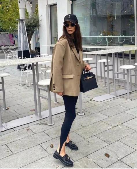 Work Trip Outfits, Loafers Street Style, Loafers Women Outfit, Chanel Loafers, Fashion Outfits Winter, Look Legging, Loafers Outfit, Work Trip, Trip Outfits