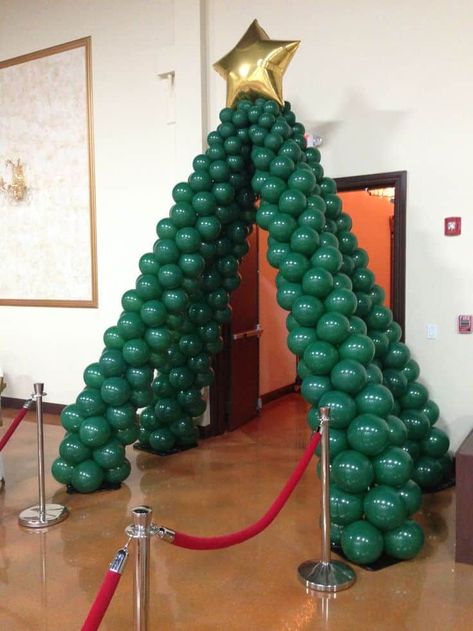 Tree Entrance, Christmas Balloon Decorations, Balloon Tree, Holiday Balloons, Deco Ballon, Decoration Evenementielle, Balloon Crafts, Diy Balloon Decorations, Christmas Balloons