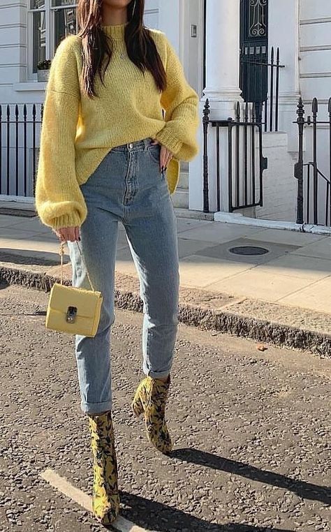 Yellow Sweater Outfit, Pullover Sweaters Outfits, Sweater And Jeans Outfit, Look Adidas, Sweater Outfits Fall, Estilo Indie, Yellow Style, Skandinavian Fashion, Cold Outfits