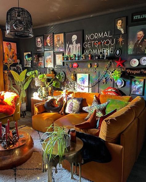 Maximumlist Living Room, Apartment Eclectic Aesthetic, Boho Grunge Home Decor, Maximalist Decor With Plants, Hipster House Decor, Kawaii Home Decor Living Room, Vintage Electric Home Decor, Eccentric Living Room Decor, Colorful Sitting Room Ideas