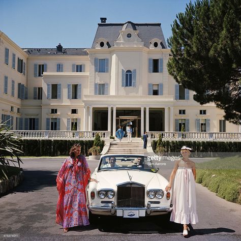 Guests standing by a white Rolls-Royce convertible courtesy car at the Hotel du Cap-Eden-Roc, Antibes, France, August 1976. Slim Aaron, Slim Aarons Photography, Slim Aarons Prints, White Rolls Royce, Eden Roc, Antibes France, Slim Aarons, Dream Lifestyle, Old Money Aesthetic