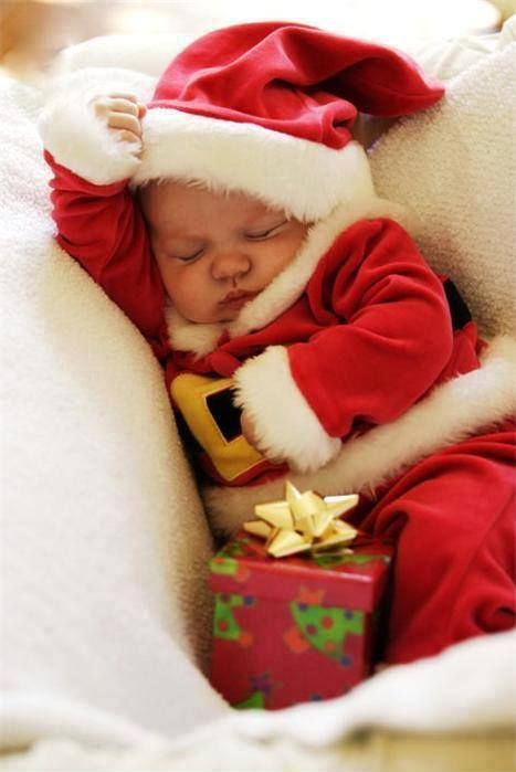 Sleeping baby santa Christmas Baby Pictures, Baby Christmas Photos, Baby Pic, Newborn Christmas, Foto Baby, Christmas Photography, Baby Christmas, Santa Baby, Noel Christmas