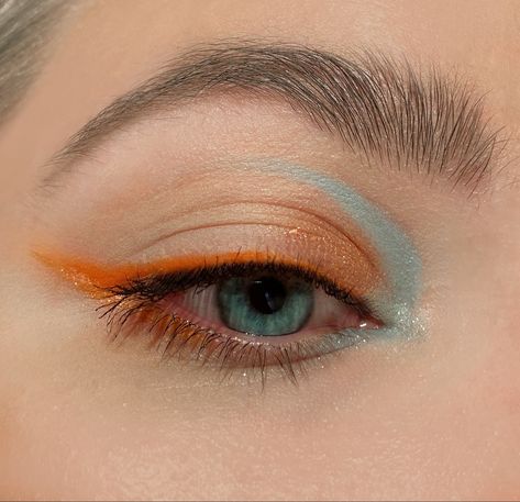 Colorful makeup Eye Makeup Blue Eyeliner, Colorful Eyeliner Makeup, Light Blue Makeup, Bobbi Pins, Makeup Blue Eyes, Makeup Orange, Skincare Stuff, Colorful Eyeliner, Glitter Ideas