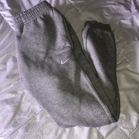 Size Medium Cute Nike Sweat Pants, Bf Basket, Grey Sweatpants Outfit Men, Grey Sweats Outfit, Nike Sweatpants Men, Nike Sweatpants Outfit, Grey Sweatpants Men, Sweat Pants For Men, Gray Sweatpants Man